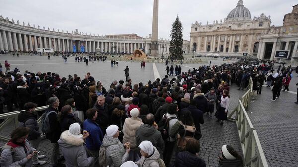 Cola para entrar en la Basílica de San Pedro del Vaticano, donde el difunto Papa Benedicto XVI está siendo velado - Sputnik Mundo