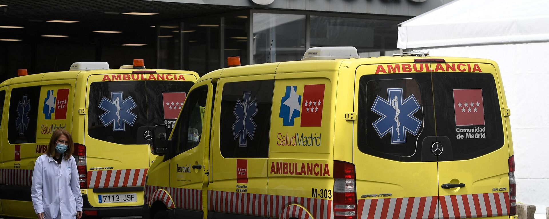 Una trabajadora sanitaria pasa junto a las ambulancias frente al hospital La Paz de Madrid  - Sputnik Mundo, 1920, 04.01.2023