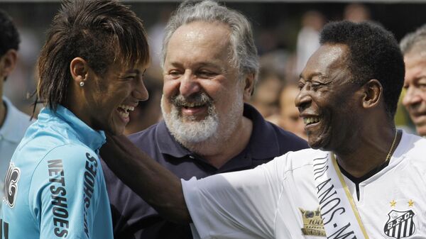 El futbolista Neymar y la leyenda del fútbol brasileño Pelé, comparten una risa durante la celebración del centenario del equipo en Santos, Brasil.  - Sputnik Mundo