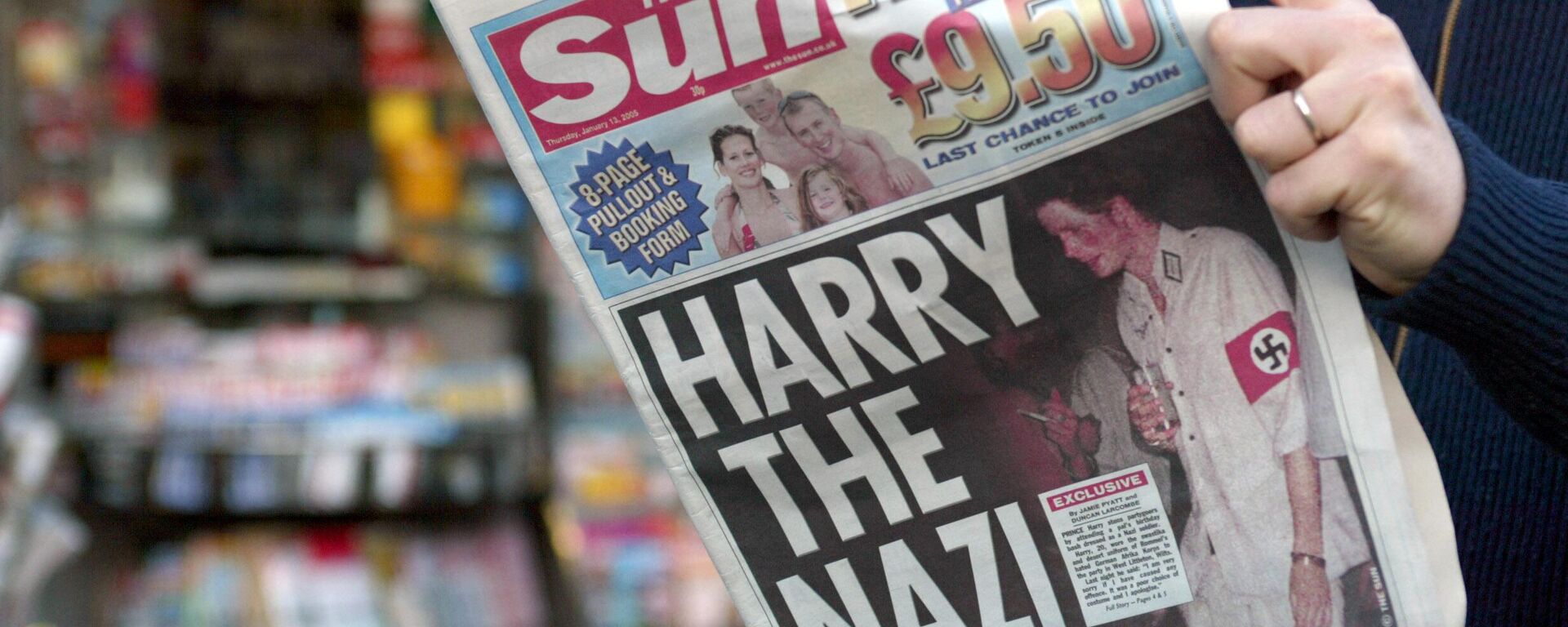 Un hombre lee, el 13 de enero de 2005 en París, el tabloide británico The Sun en el que aparece Harry, de 20 años, vestido con una esvástica, emblema del partido nazi alemán.  - Sputnik Mundo, 1920, 06.01.2023