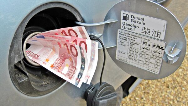 Euros en un depósito de gasolina - Sputnik Mundo