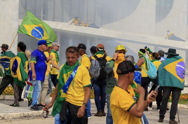 Los simpatizantes de Bolsonaro se manifestaron el 8 de enero exigiendo una revisión de los resultados en las elecciones presidenciales de 2022, según los cuales el ex presidente Jair Bolsonaro perdió frente a Lula da Silva por el 1,6% de los votos. - Sputnik Mundo