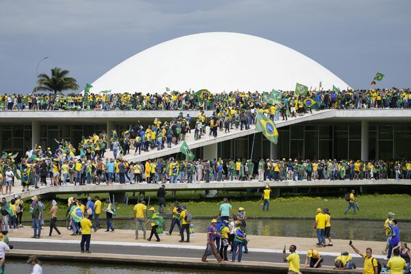 Simpatizantes del expresidente brasileño Jair Bolsonaro, descontentos con los resultados electorales, irrumpen en el edificio del Congreso Nacional en Brasilia. - Sputnik Mundo