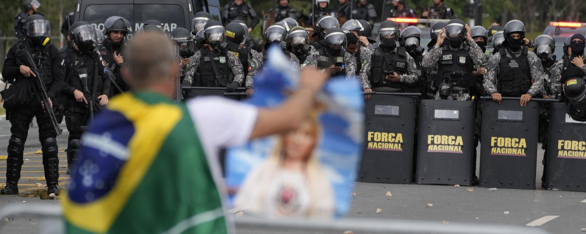 Un manifestante, partidario del expresidente de Brasil Jair Bolsonaro, enfrentado a la policía brasileña - Sputnik Mundo, 1920, 13.03.2023