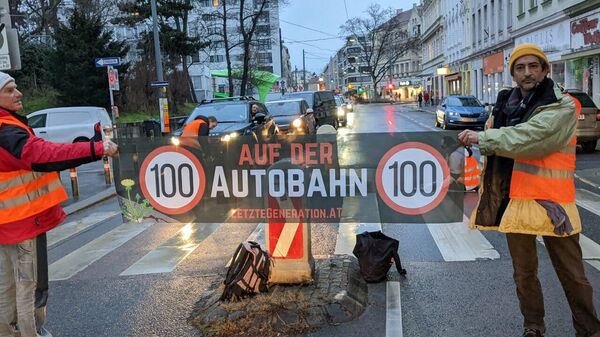 Activistas ecológicos se pegan al asfalto en Viena para crear zonas peatonales - Sputnik Mundo