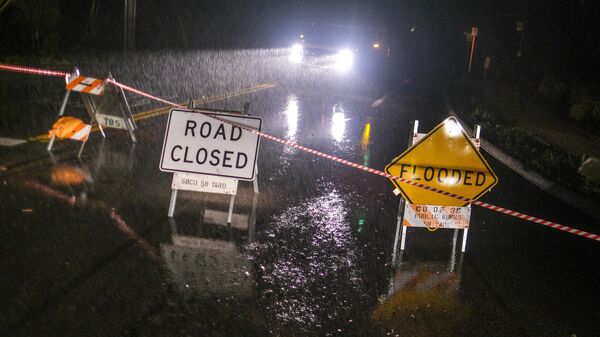 La inundación y una carretera cerrada al tráfico en Montecito en California, EEUU - Sputnik Mundo