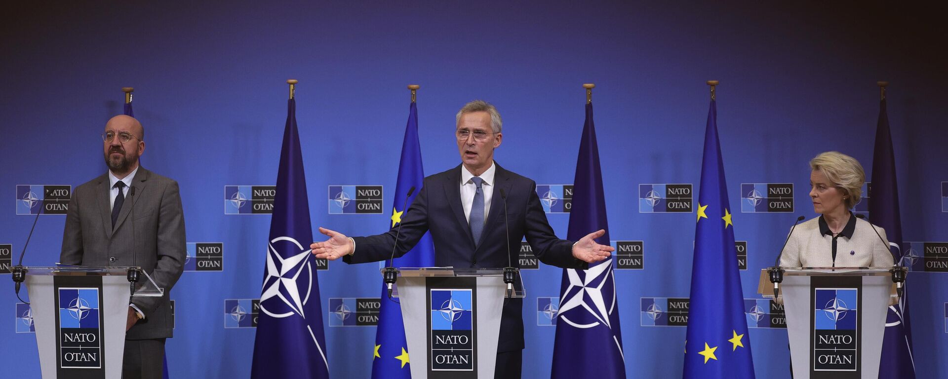 El Secretario General de la OTAN, Jens Stoltenberg (centro),el Presidente del Consejo Europeo, Charles Michel (izquierda), y la Presidenta de la Comisión Europea, Ursula von der Leyen (derecha).  - Sputnik Mundo, 1920, 17.02.2023