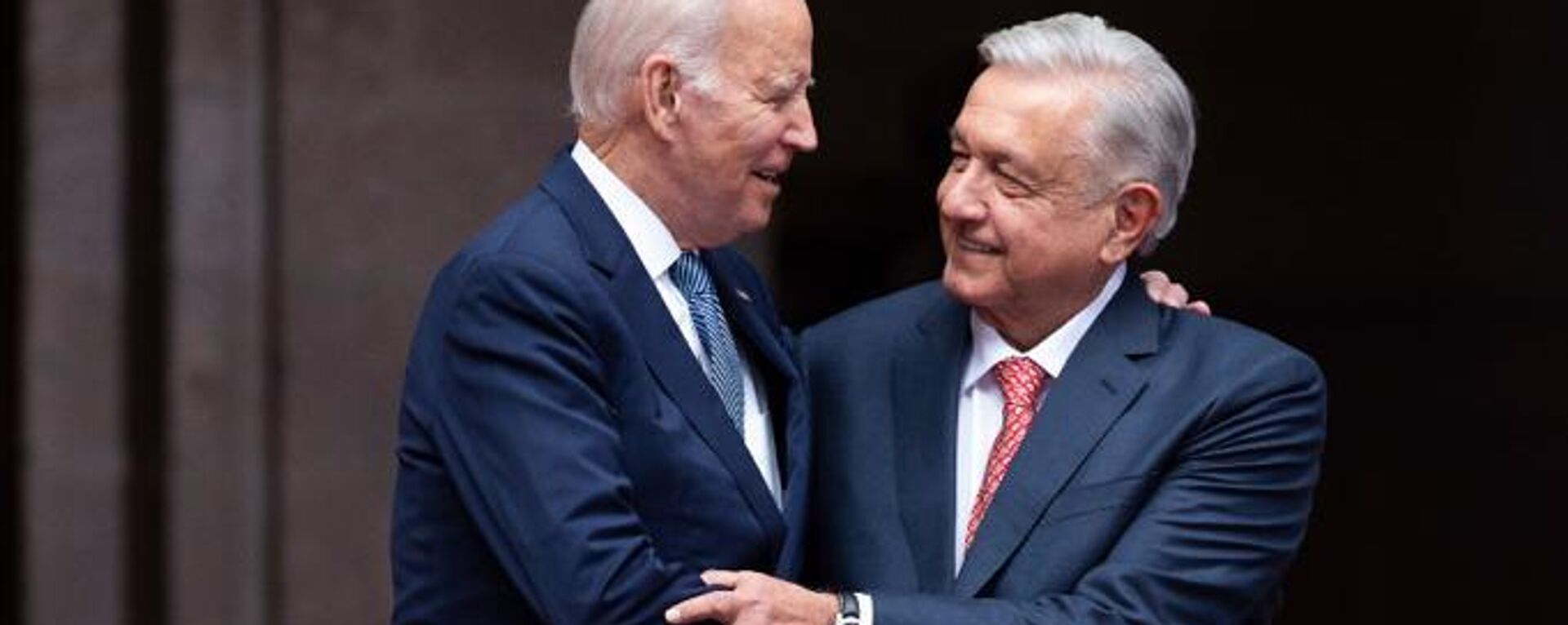 Los presidentes de México y Estados Unidos, Andrés Manuel López Obrador y Joe Biden, de derecha a izquierda. - Sputnik Mundo, 1920, 10.01.2023