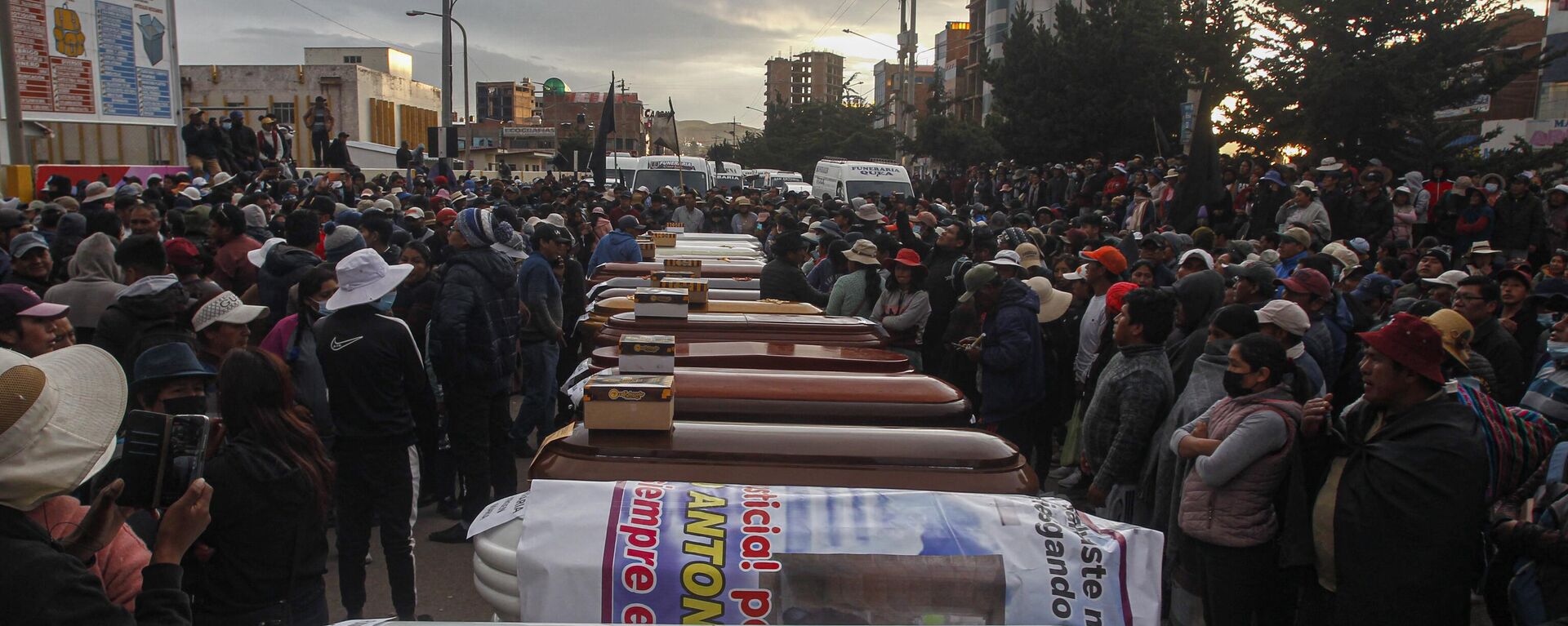 Familiares de víctimas asesinadas durante las protestas en Juliaca, Perú, esperan con ataúdes vacíos los cuerpos de sus deudos. - Sputnik Mundo, 1920, 11.01.2023