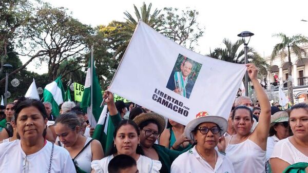 Con carteles con la foto del gobernador de Santa Cruz, los seguidores del gobernador Luis Fernando Camacho pidieron su liberación - Sputnik Mundo