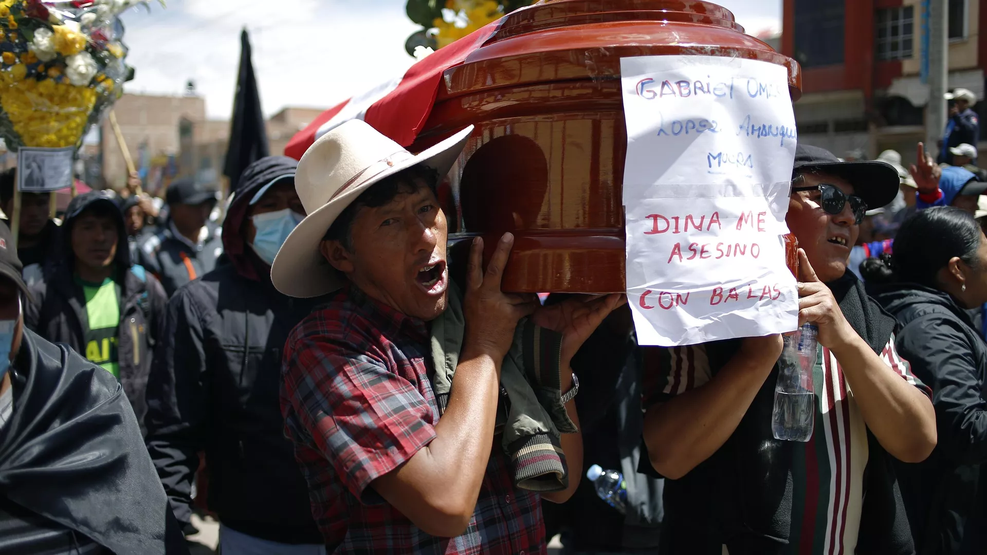 Los peruanos llevan un ataúd con el nombre del fallecido y un mensaje: Dina me asesinó con balas - Sputnik Mundo, 1920, 12.01.2023