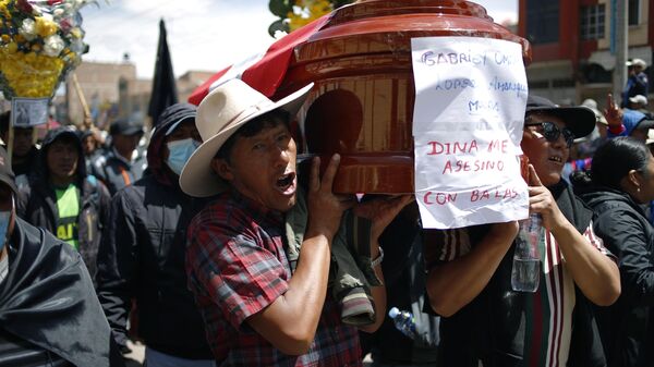 Los peruanos llevan un ataúd con el nombre del fallecido y un mensaje: Dina me asesinó con balas - Sputnik Mundo