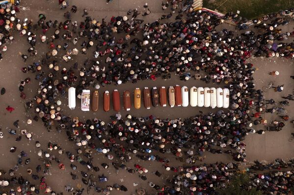 Habitantes de Juliaca, Perú, durante una vigilia que duró toda la noche junto a los ataúdes de las víctimas de los disturbios, organizada por los partidarios del presidente derrocado Pedro Castillo. - Sputnik Mundo