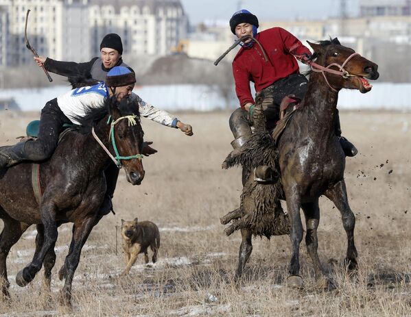 Participantes en la competición anual de lanzamiento de bolas de cabra Yntymak (Amistad) en la aldea de Orto-Sai, a las afueras de Bishkek, Kirguistán. - Sputnik Mundo
