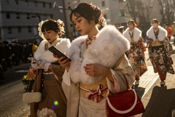 Jóvenes con kimono tradicional en la fiesta de cumpleaños de Yokohama, Japón. - Sputnik Mundo