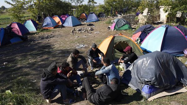 Migrantes que realizan la ruta de los Balcanes - Sputnik Mundo