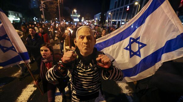 Un manifestante porta una máscara de Benjamín Netanyahu durante las protestas en Tel Aviv del 14 de enero de 2023 - Sputnik Mundo