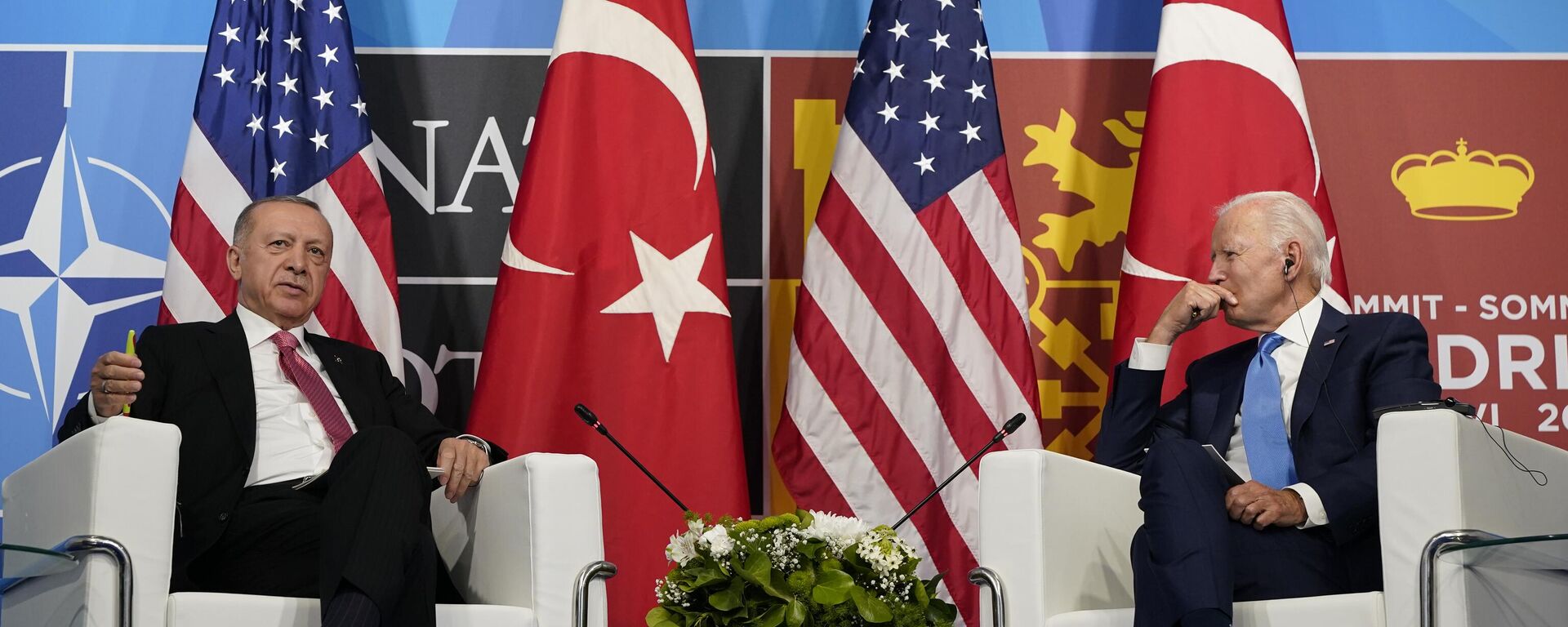 El presidente turco Recep Tayyip Erdogan y el presidente estadounidense Joe Biden en la Cumbre de la OTAN en Madrid - Sputnik Mundo, 1920, 15.01.2023