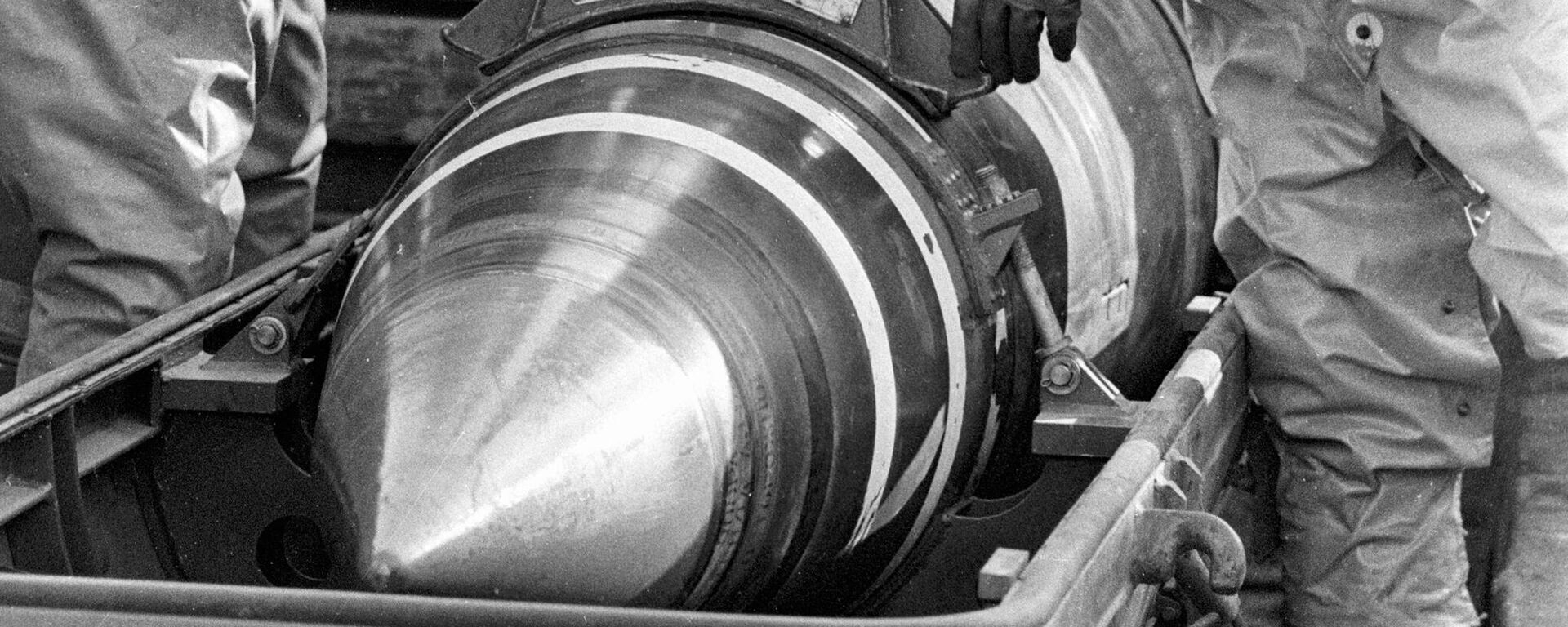 Los militares empaquetan cabezas nucleares en contenedores para trasladarlas desde Ucrania (archivo) - Sputnik Mundo, 1920, 15.01.2023