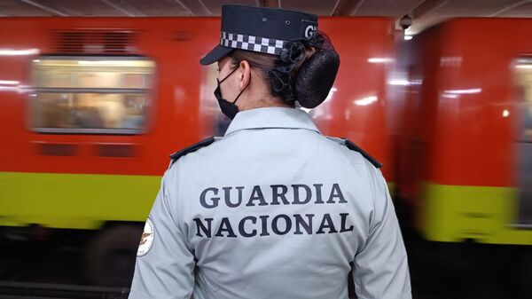 Un elemento de la Guardia Nacional en el metro de la Ciudad de México. - Sputnik Mundo
