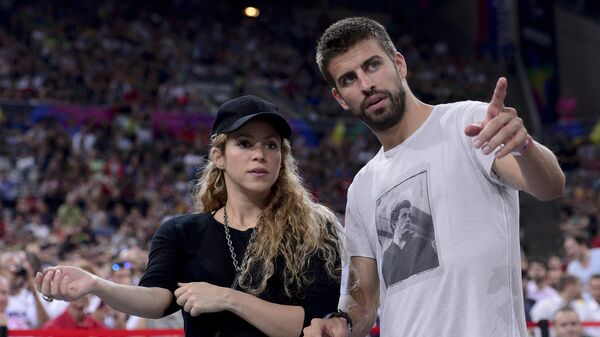 La cantante Shakira y el futbolista Gerard Piqué cuando eran pareja durante un partido de basquetbol de 2014. - Sputnik Mundo