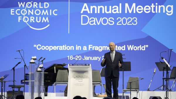 El fundador del Foro Económico Mundial, Klaus Schwab, da la bienvenida a los invitados al Foro Económico Mundial de Davos 2023 - Sputnik Mundo