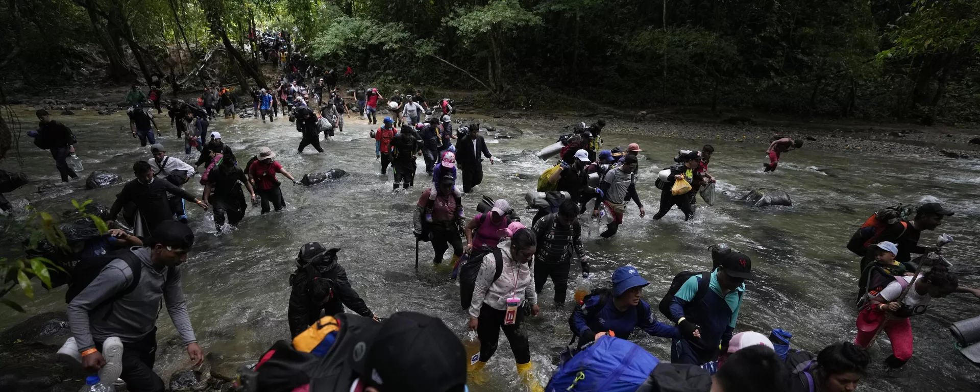 Migrantes cruzan un río durante su camino a través del Tapón del Darién desde Colombia a Panamá. - Sputnik Mundo, 1920, 23.03.2023