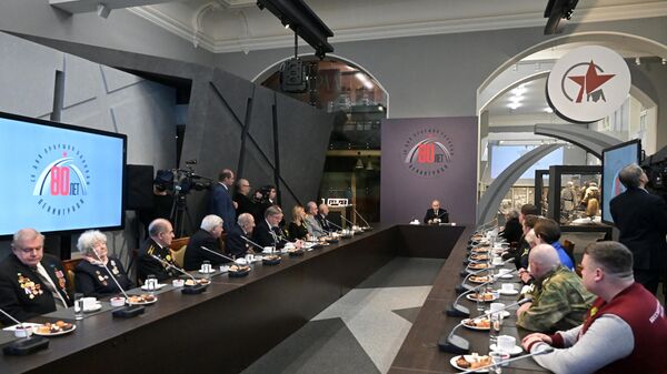 El presidente ruso, Vladímir Putin, en en una reunión con veteranos de la Segunda Guerra Mundial y supervivientes del asedio celebrado este 18 de enero. - Sputnik Mundo