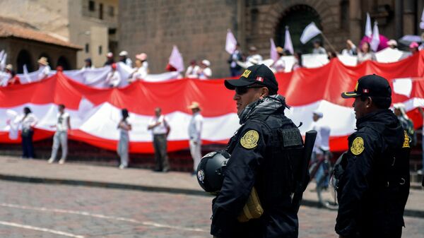 La policía antidisturbios monta guardia en la Plaza de Armas de Cusco, Perú, durante una manifestación por la paz en memoria de las 42 personas que murieron en las recientes protestas - Sputnik Mundo