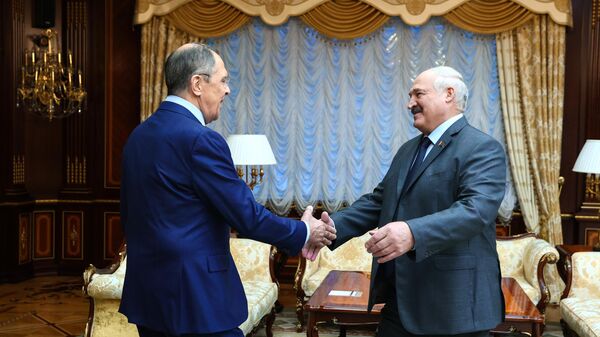 El ministro de Asuntos Exteriores ruso, Serguéi Lavrov, y el presidente de Bielorrusia, Alexander Lukashenko - Sputnik Mundo