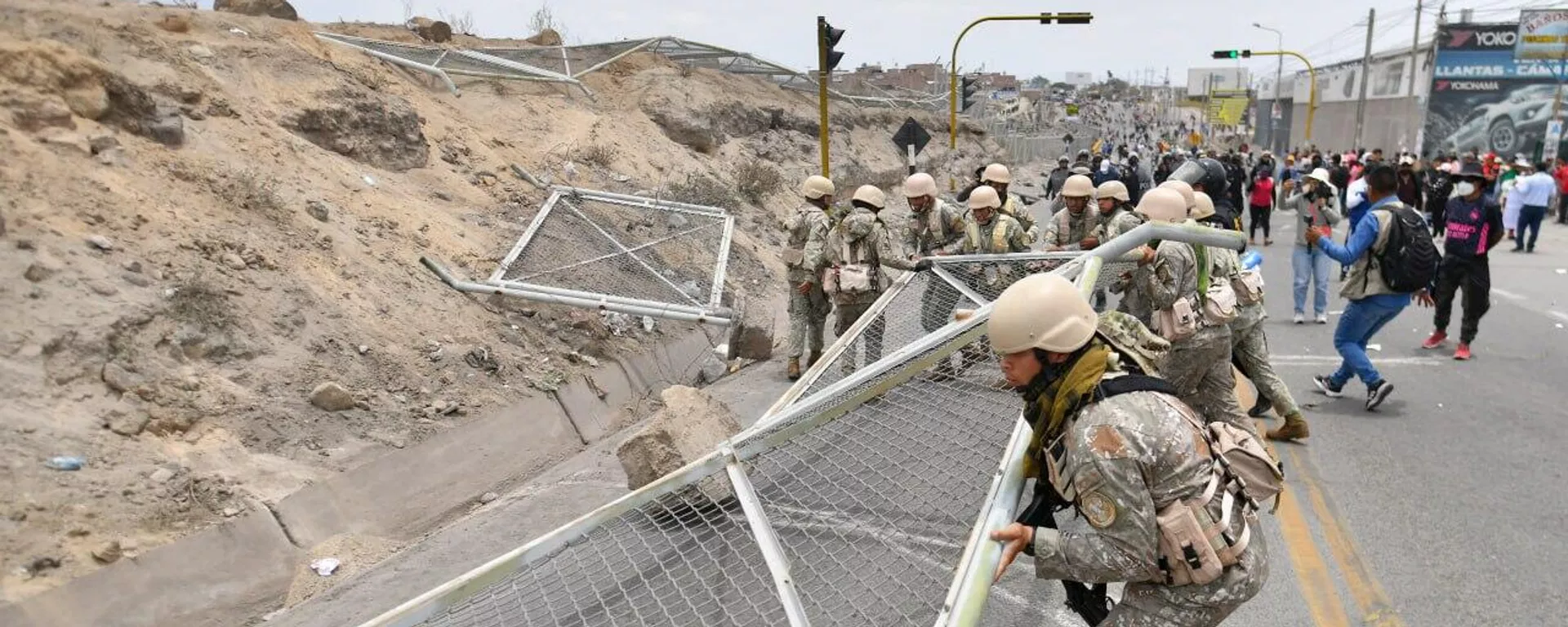 Las Fuerzas de seguridad limpian los escombros dejados por los manifestantes que intentaron tomar el control del aeropuerto de Arequipa el 4 de enero de 2023.  - Sputnik Mundo, 1920, 19.01.2023