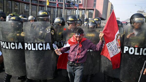 Un manifestante escupe agua frente a la policía durante una protesta contra Dina Boluarte en Lima el 19 de enero de 2023, durante La Toma del Lima - Sputnik Mundo