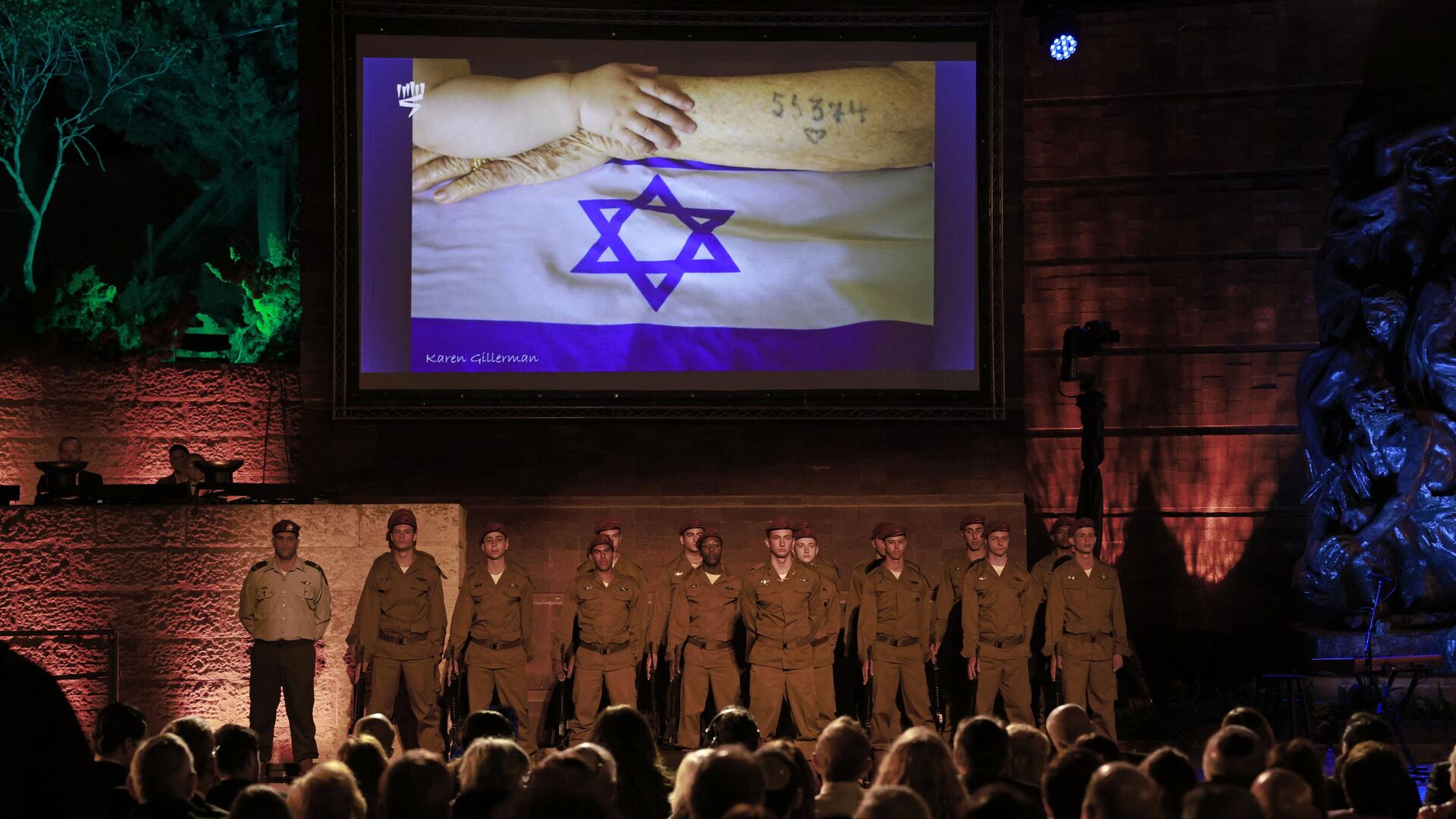Soldados israelíes durante una ceremonia para conmemorar el Día del Recuerdo del Holocausto en el memorial del Holocausto Yad Vashem de Israel en Jerusalén, el 27 de abril de 2022. - Sputnik Mundo, 1920, 20.01.2023