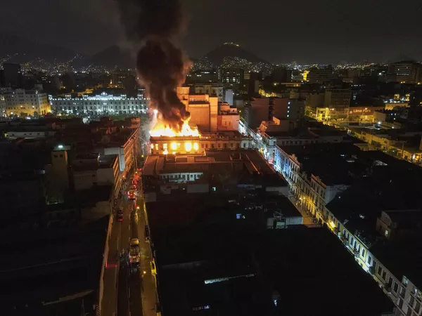 En Perú no se calman las protestas antigubernamentales. La situación más difícil se mantiene en la capital del país, donde acuden las personas de todo el país.   En la foto: se ve como un edificio se incendia en el centro de Lima. - Sputnik Mundo