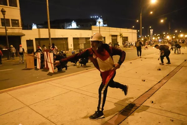 Manifestantes se enfrentan a los policías en el centro de la capital. - Sputnik Mundo