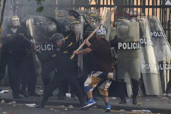 Debido a los disturbios se cerraron dos aeropuertos internacionales. Uno de ellos, en Andahuaylas, fue ocupado por manifestantes que incendiaron parte de las terminales.  En la foto: manifestantes se enfrentan a los agentes de seguridad en Lima. - Sputnik Mundo