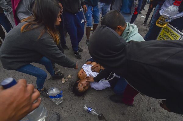 En Arequipa las personas muestran apoyo a los hombres heridos en el momento en que los manifestantes y los funcionarios policiales se enfrentan. - Sputnik Mundo