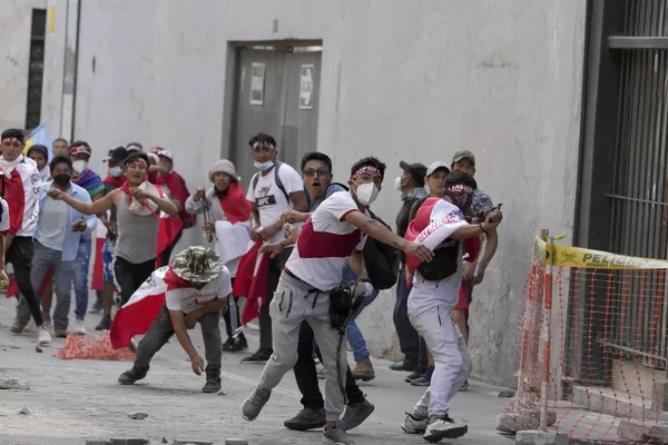 La masiva movilización en Perú comenzó en diciembre, luego de que el Congreso del país sacara del poder al jefe de Estado electo Pedro Castillo y en su lugar asumiera Dina Boluarte quien hasta hace poco era la vicepresidente del Perú.   En la foto: los disturbios de los manifestantes contra el nuevo Gobierno. - Sputnik Mundo