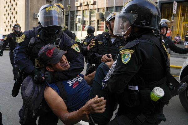 Los agentes detienen a los participantes de las protestas antigubernamentales en Lima. - Sputnik Mundo