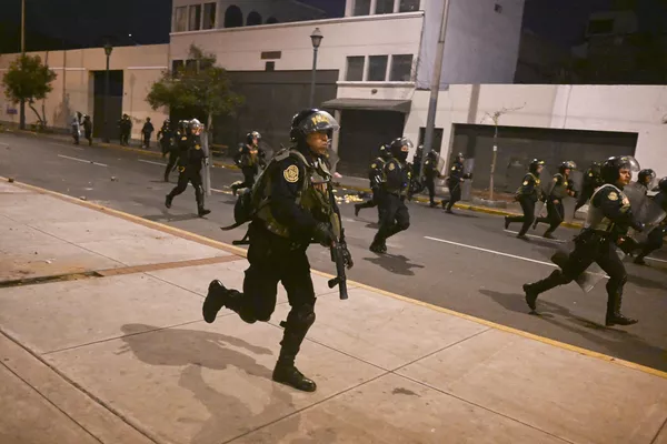 Los partidarios del expresidente Pedro Castillo exigen la renuncia de Dina Baluarte, el cierre del Parlamento y la celebración de nuevas elecciones.   En la foto: las fuerzas especiales dispersan a los manifestantes en una de las calles de Lima. - Sputnik Mundo