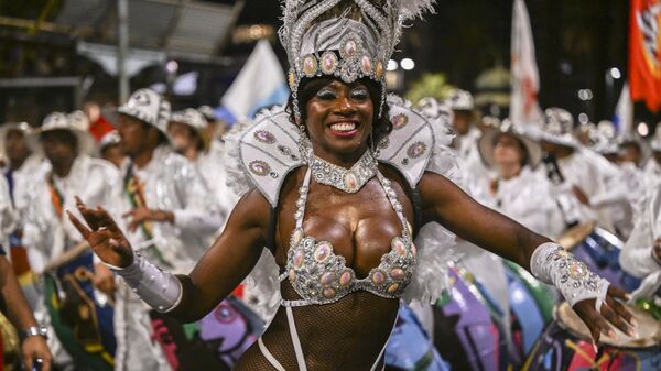 Танцоры во время открытия самого длительного в мире уругвайского карнавала в Монтевидео - Sputnik Mundo
