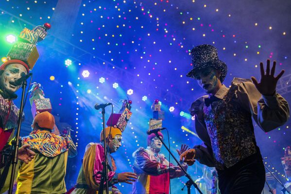 Un grupo murga baila durante el desfile inaugural del carnaval uruguayo de Llamadas. - Sputnik Mundo