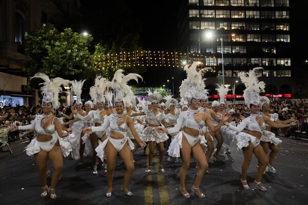 Si el carnaval de Río de Janeiro es el más grande del mundo, el de Uruguay es el más largo, pues comienza en enero y dura hasta finales de febrero y en ese lapso de tiempo la diversión no tiene límites. - Sputnik Mundo