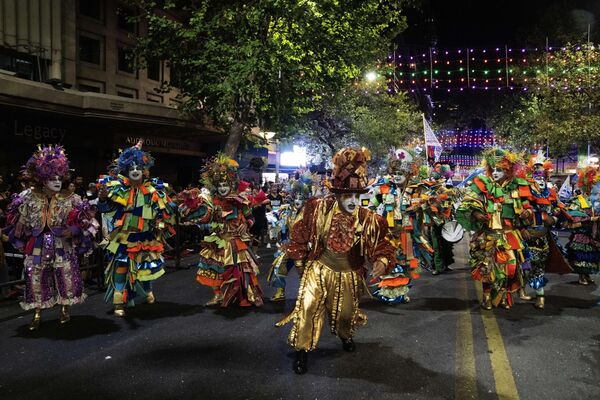 Un grupo murga durante el desfile inaugural del carnaval uruguayo de Llamadas, en Montevideo. - Sputnik Mundo