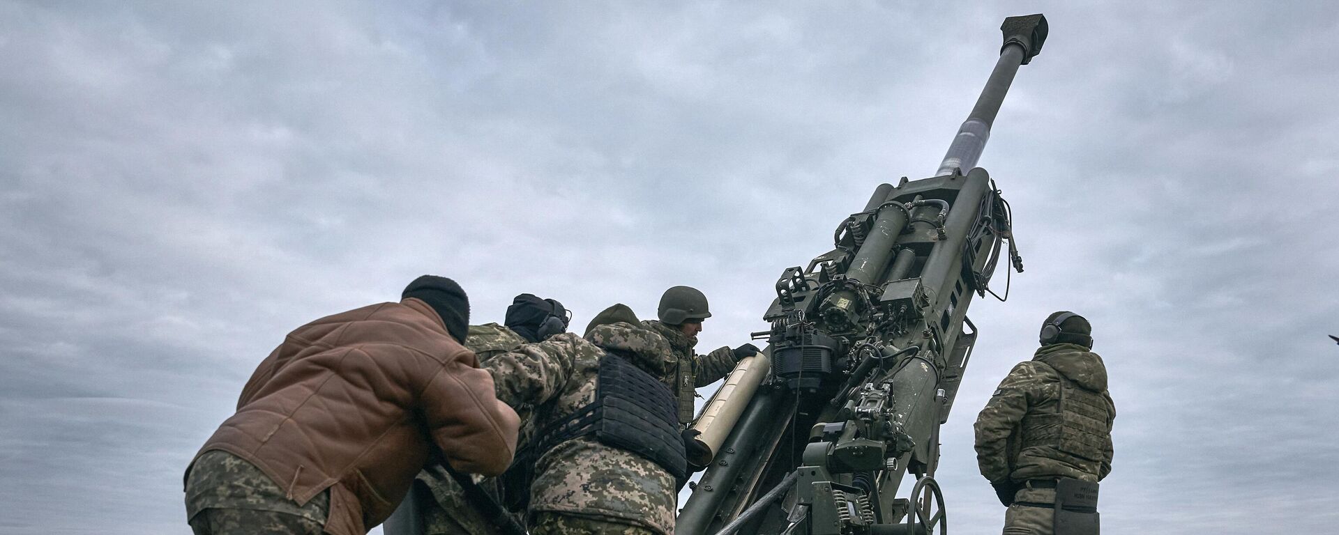 Militares ucranianos operan un sistema de artillería estadounidense M777 en la región de Jersón el 9 de enero de 2023 - Sputnik Mundo, 1920, 20.02.2023