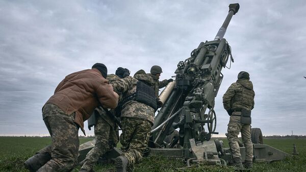 Militares ucranianos operan un sistema de artillería estadounidense M777 en la región de Jersón el 9 de enero de 2023 - Sputnik Mundo