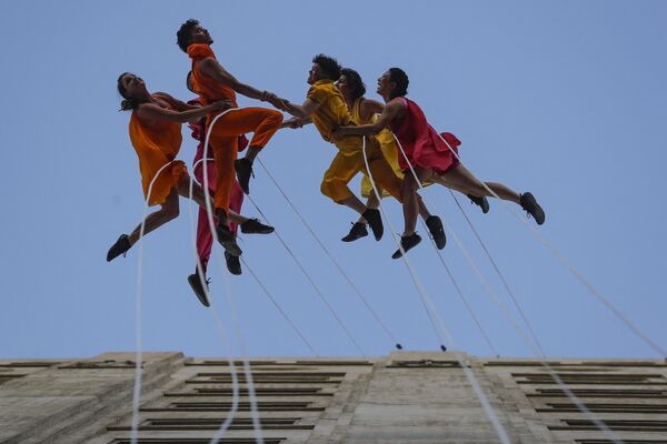 Bailarines de la compañía estadounidense Bandaloop presentan su espectáculo Bird Sky en el festival internacional Teatro a Mil de Santiago de Chile. - Sputnik Mundo