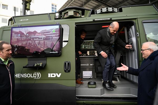 El canciller alemán, Olaf Scholz, visita en la ciudad de Ulm, en el sur del país, la empresa Hensoldt especializada en tecnología de sensores para la protección y vigilancia en los sectores de defensa y seguridad aeroespacial. El canciller alemán, Olaf Scholz, visita en la ciudad de Ulm, en el sur del país, la empresa Hensoldt especializada en tecnología de sensores para la protección y vigilancia en los sectores de defensa y seguridad aeroespacial. - Sputnik Mundo