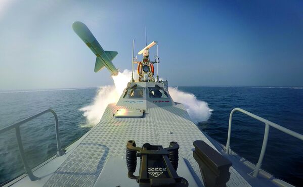 Un misil lanzado desde un buque militar durante un ejercicio naval iraní en el golfo Pérsico. - Sputnik Mundo