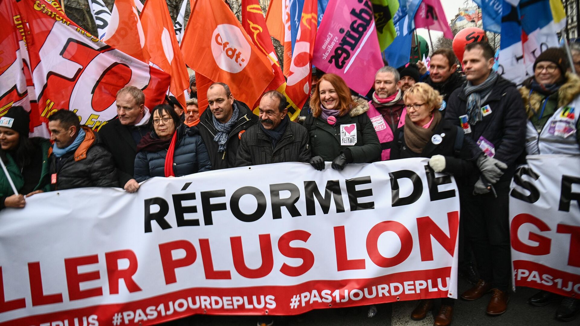 Miles de personas volvieron a salir a las calles de la capital francesa de París para protestar contra la reforma de las pensiones, 19 de enero 2023 - Sputnik Mundo, 1920, 21.01.2023